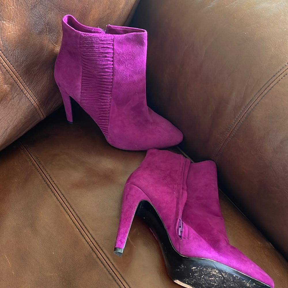 A beautiful sexy high heels Kenneth Cole boot, The color is fuchsia .